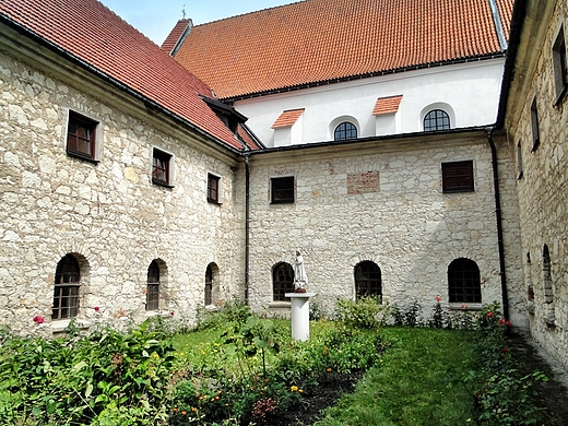 Klasztor o.o. Franciszkanw Reformatw - wirydarz