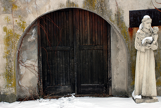 Boczne wejście do klasztoru bernardynów. Leżajsk