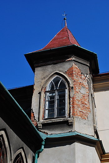 Niszczejcy fragment klasycystycznego Dworu w Kozach.