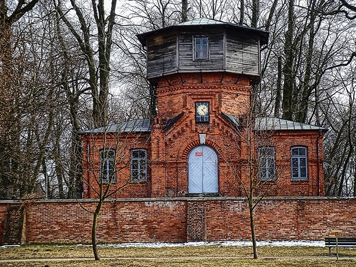 ZABYTKOWA WIEA CINIE Z 1896 R NA TERENIE PARKU.