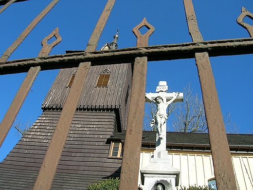 Drewniany kościół p.w. Świętej Anny z 1878 r. w Gołkowicach