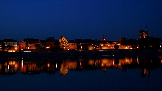 Panorama Torunia widziana z lewego brzegu Wisy.