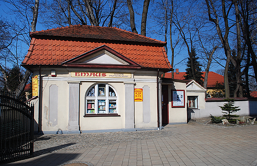 Parafia w. Macieja. Sklepik przykocielny w zabytkowym budynku.