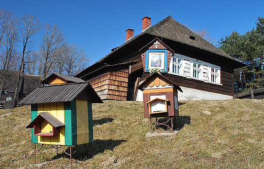 Fragment skansenu przy zabytkowej Izbie Regionalnej w Starej Wsi kWilamowic.