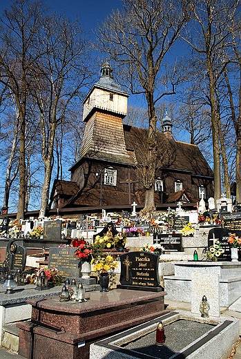 Koci Podwyszenia Krzya witego. Widok z cmentarza parafialnego.