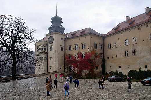 Dziedziniec zamku Pieskowa Skaa jesiennie.