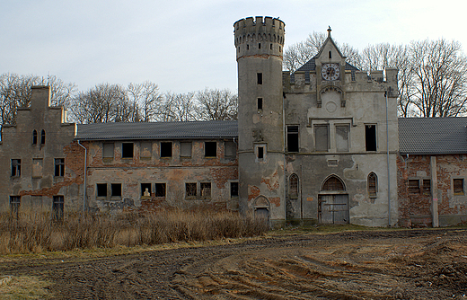 Przypaacowe zabudowania dworskie w Kopicach