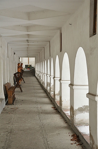 podcienia w klasztorze w Miedniewicach