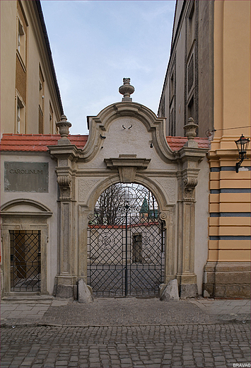 Nysa - jedno z najstarszych lskich miast - brama z portykiem w Carolinium - 1725r.