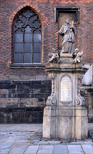 Nysa - jedno z najstarszych �l�skich miast - Bazylika pw. �w. Jakuba Aposto�a i �w. Agnieszki, Dziewicy i M�czennicy - figura �w. Jana Nepomucena 1731