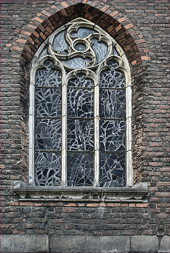 Nysa - jedno z najstarszych �l�skich miast - Bazylika pw. �w. Jakuba Aposto�a i �w. Agnieszki, Dziewicy i M�czennicy - element architektoniczny