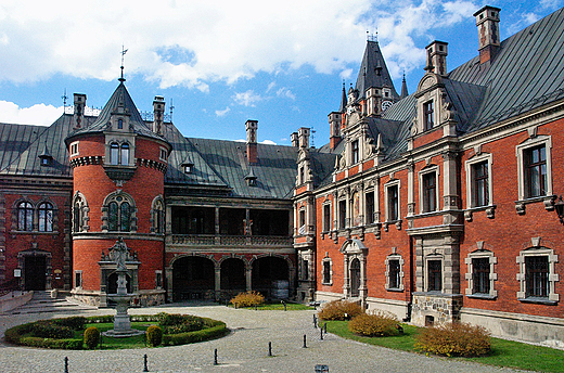 Pawniowice. Fragment paacu reprezentujcego styl neomanieryzmu niderlandzkiego.