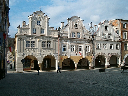 Kamienice z arkadami przy rynku w Ldku Zdrj