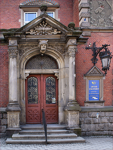 Nysa - jedno z najstarszych lskich miast - budynek Poczty Polskiej (1905) portal drzwi gwne