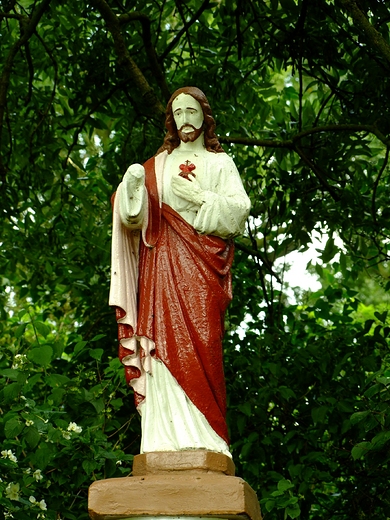 Chrystus w pałacowym parku w Cerekwicy