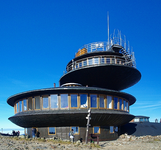 Budynek obserwatorium meteorologiczngo na niece 1602m.n.p.m..