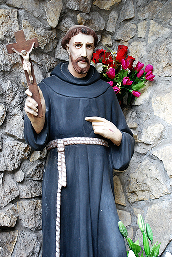 Figura św. Franciszka przy klasztorze w Głogówku.