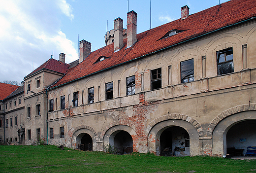 Gogwek. Fragment zamku od strony dziedzica.