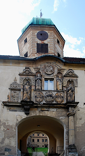 Zamek w Głogówku. Ozdobny portal budynku bramnego.
