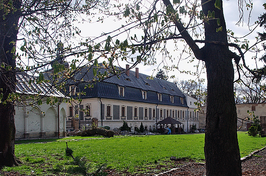 Klasztor OO. Franciszkanw w Gogwku.