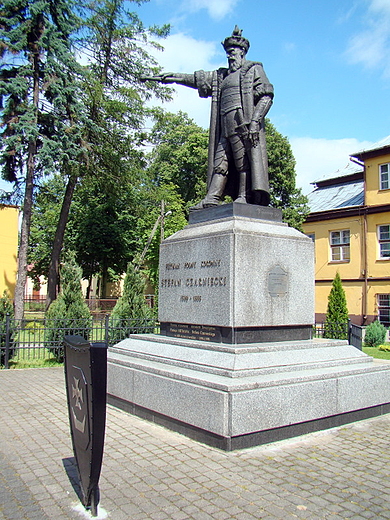 Czarnca - pomnik Stefana Czarnieckiego