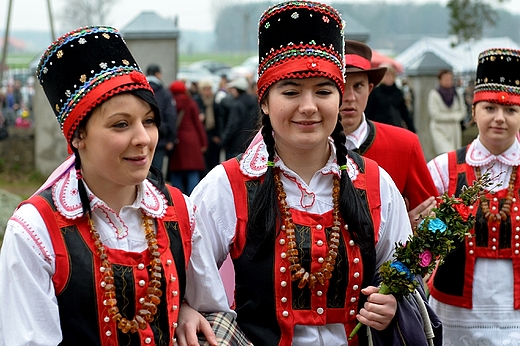 Dziewczta w strojach kurpiowskie