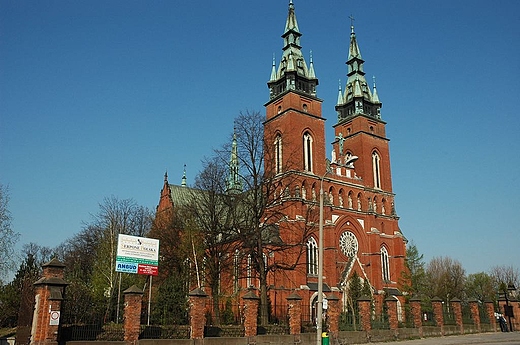 Kielce - fronton neogotyckiego kocioa w. Krzya