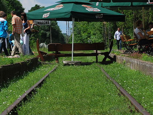 Stolik na rodku torw - restauracja Carska. Biaowiea