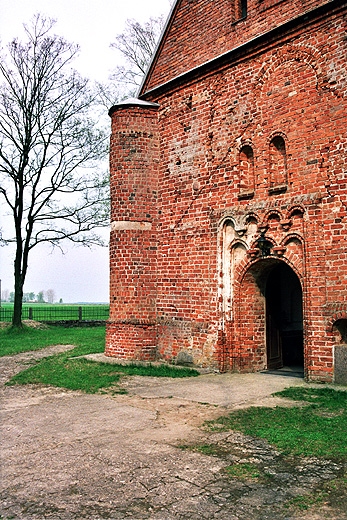 Nietypowe przypory w Pawowie Kocielnym. Mazowsze