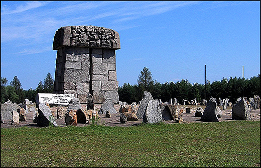 Mauzoleum - pomnik proj. A.Haupt i F.Duszeko. Treblinka