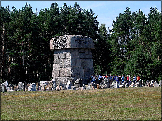 Mauzoleum - pomnik proj. A.Haupt i F.Duszeko. Obz Zagady Treblinka