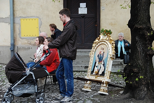 Na kocielnym dziedzicu podczas naboestwa