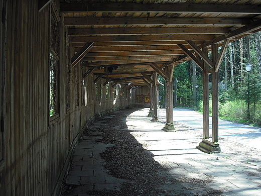 Rudka. Drewniana niszczejca konstrukcja przed budynkiem gwnym Sanatorium Przeciwgruliczego z 1908 r.