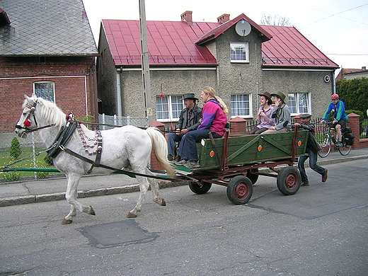 Wielkanocna procesja konna w Ostropie 2011 r.