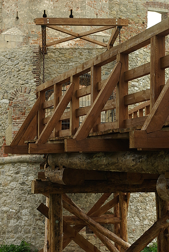 Ruiny zamku w Siewierzu - rekonstrukcja drewnianego mostu