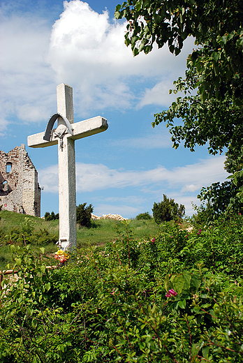 Mirw - przydrony krzy nieopodal ruin zamku