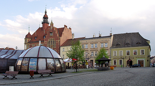 Tarnowskie Gry. Rynek z zabytkowym ratuszem.