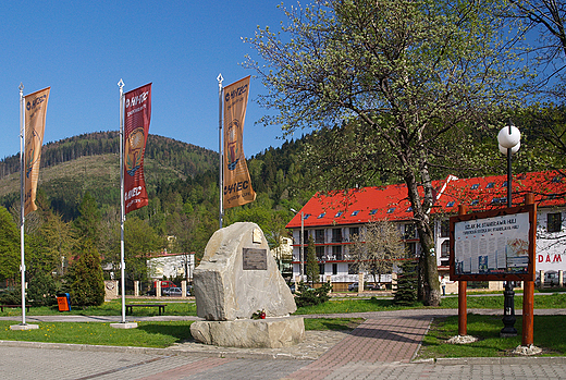 Szczyrk. Obelisk powiecony pamici Stanisawa Huli.