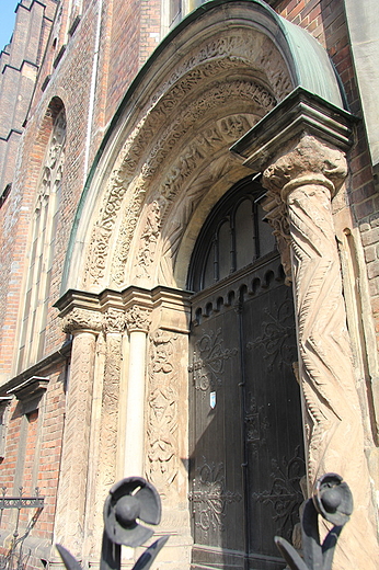 Katedra w. Marii Magdaleny - detale portalu obiskiego