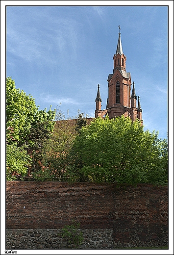 Kalisz - Katedra z murami obronnymi miasta na pierwszym planie widziana od strony ul. Parczewskiego