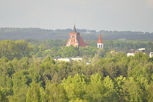 Widok na brodnick Far z okolicznych wzgrz.