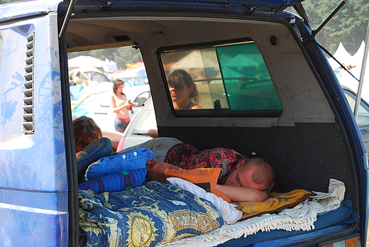 Woodstockowe samochody - sypialnie. Przystanek 2009