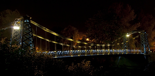 Zabytkowy most wiszcy w Ozimku