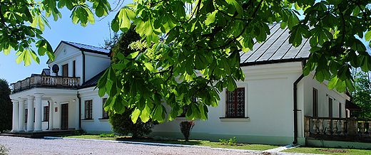 Nagowice. Klasycystyczny dworek z XIXw. Obecnie Muzeum M. Reja.