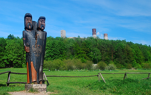 Widok na ruiny zamku w Chcinach.