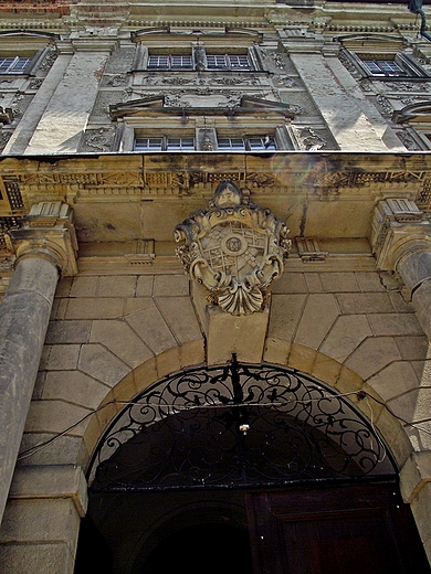 Klasztor Cystersw - detal portalu paacu Opata