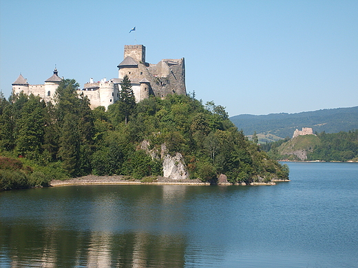Widok na zamek w Niedzicy i w oddali na zamek w Czorsztynie