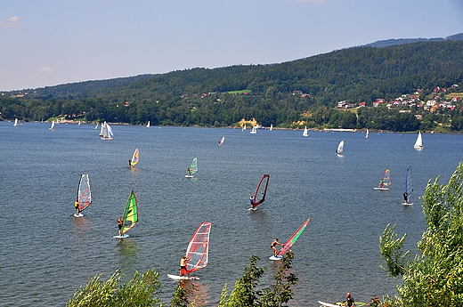 Widok na Jezioro ywieckie i surfingowcw