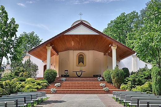 Sanktuarium Matki Bożej Królowej Miłości i Pokoju Pani Kujaw - ołtarz przed wejściem do Sanktuarium