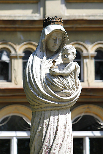 Tuchola - figura Matki Boskiej na placu Wolnoci